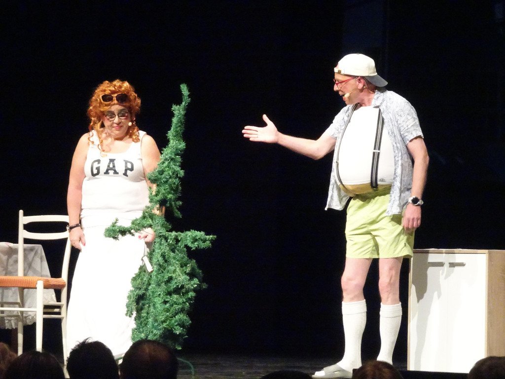 Gernot Reum__ller und Marija Preksavec streiten um den Christbom.JPG