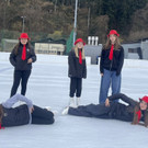 fünf Eiskunstläufer verteilten Süßes