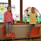 Schüler bemalen ihre Schule