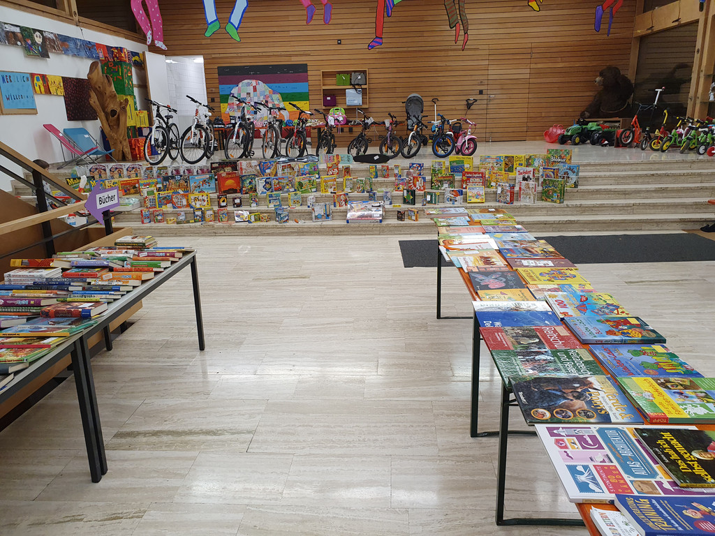 Ein buntes Sortiment an Kinderartikeln lud zum St__bern ein.jpg