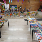 Ein buntes Sortiment an Kinderartikeln lud zum St__bern ein.jpg