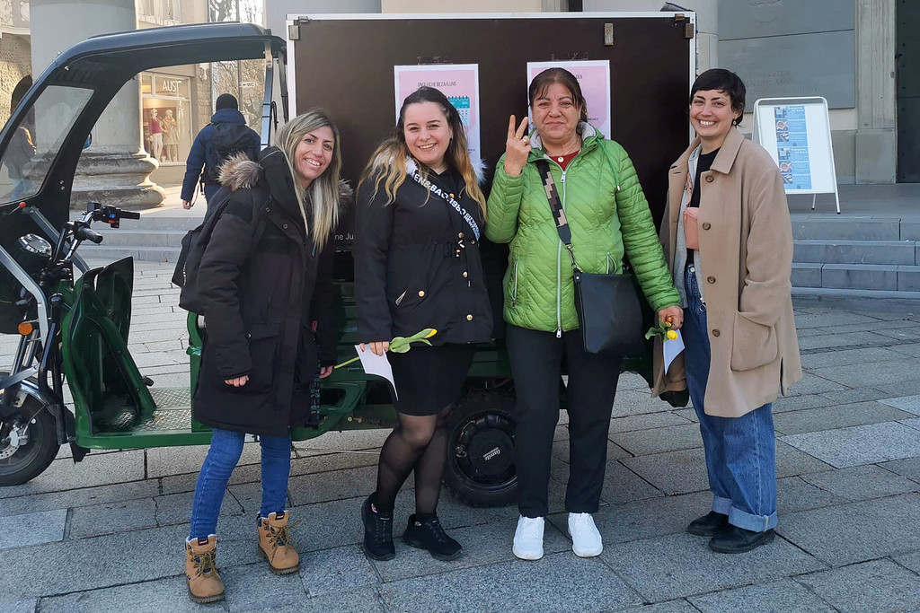 Yasemin und Tabea _OJAD_ mit Besucherinnen.jpg