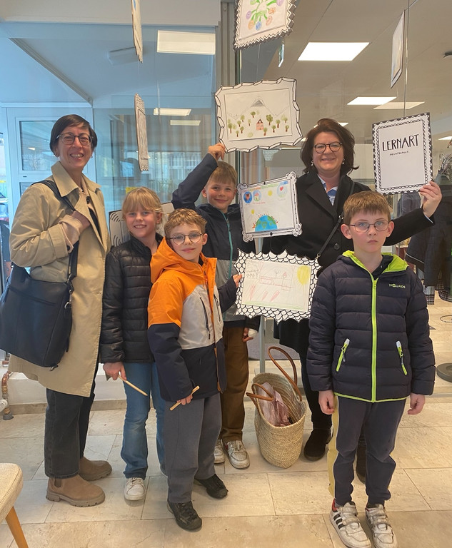Elisabeth Antretter und Kinder von Lernart Hohenems.jpg