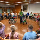 Klassenzimmer trifft Altersheim