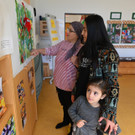 Kinder führen durch eigene Vernissage