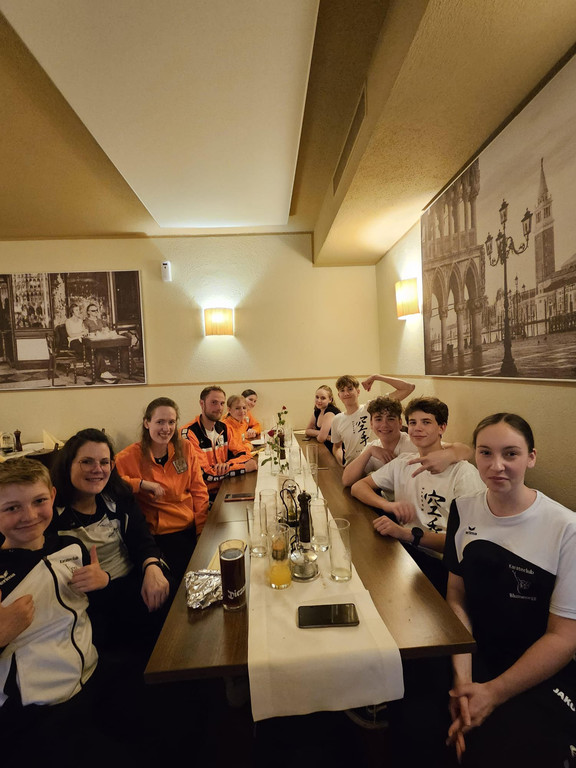 Abendessen Pizzeria Gruppenfoto mit KC Rankweil.jpg