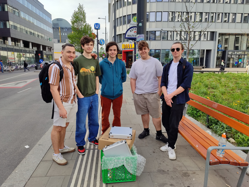 Botball Ankunft Wien Mihai Muscalu_ Immanuel Ehe_ Leonard Ramersdorfer_ Daniel Fink_ Nate Gantioler_.jpg