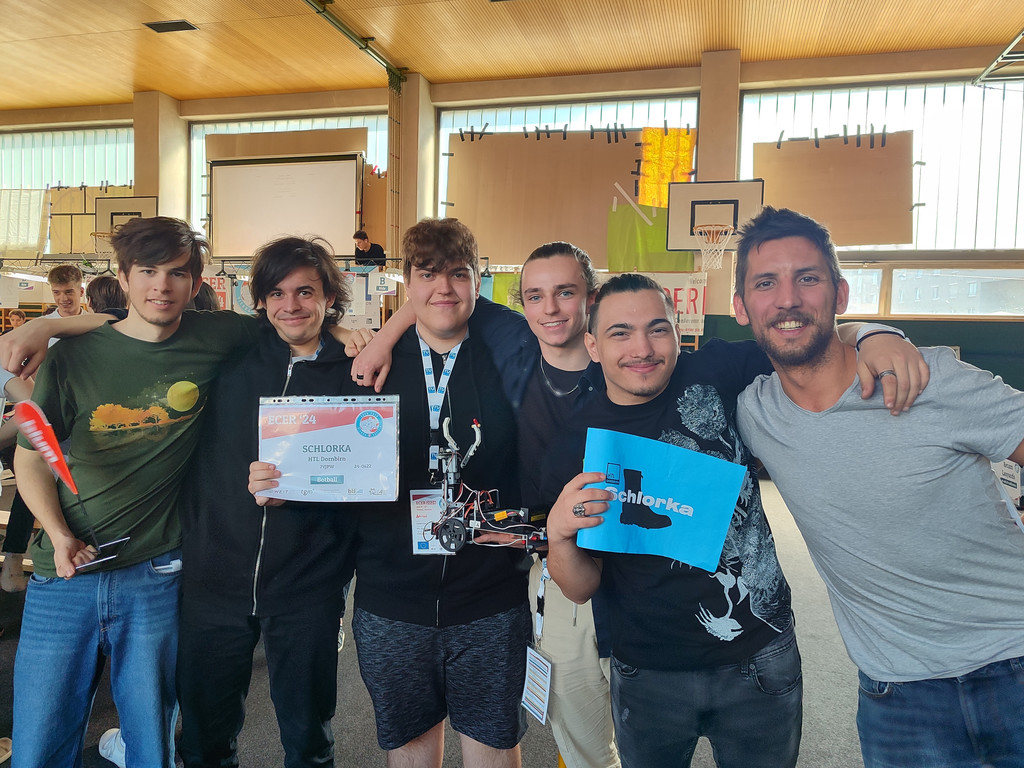 Botball Immanuel Ehe_ Leonard Ramersdorfer_ Daniel Fink_ Nate Gantioler_ Mihai Muscalu mit Lehrer und Coach Simon Mantler - .jpg