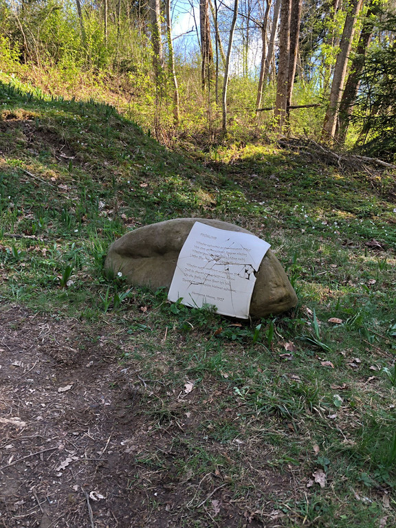 Lyrikweg_Tontafel zerst__rt_Doris Franz.jpg