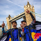 Zwei österreichische Skydiver flogen durch Londoner Tower Bridge