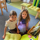 Kindergärtler erkunden ihre Schule