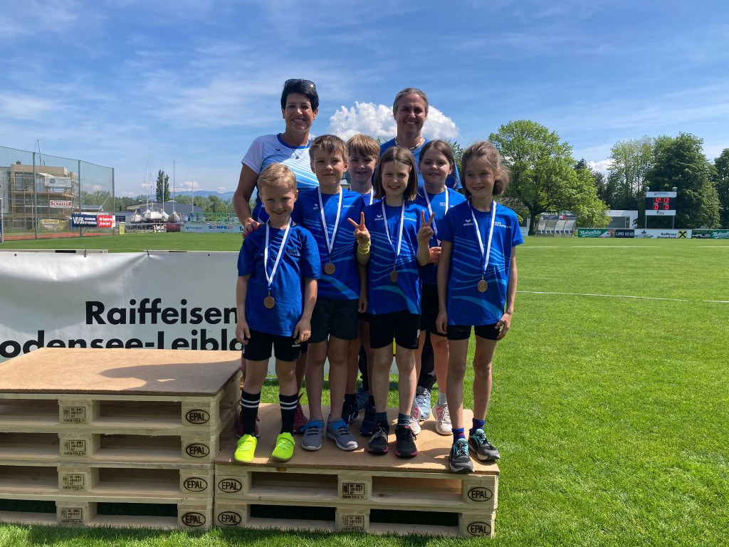 U10-Mannschaft und Trainer Christa Nigg und Sonja Wild-P__llmann.jpeg