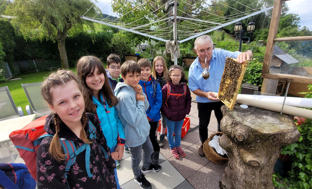 Volksschule EXKURSION B Bienenkunde 27-05-2024 _1_.jpg