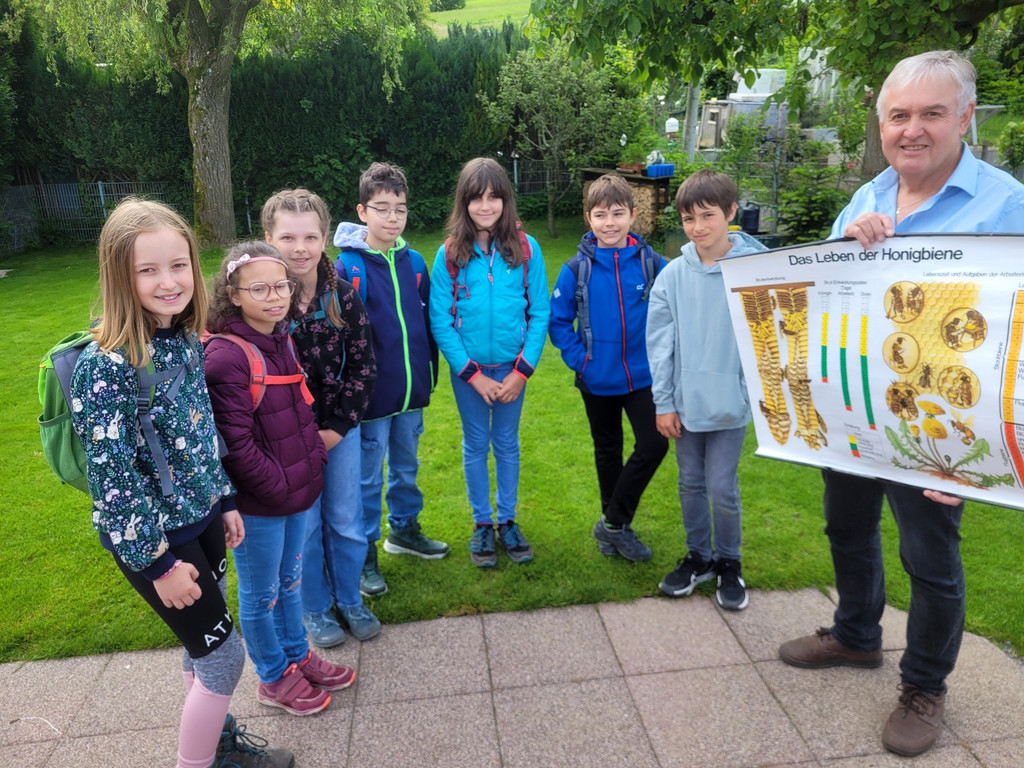 Volksschule EXKURSION B Bienenkunde 27-05-2024 _10_.jpg