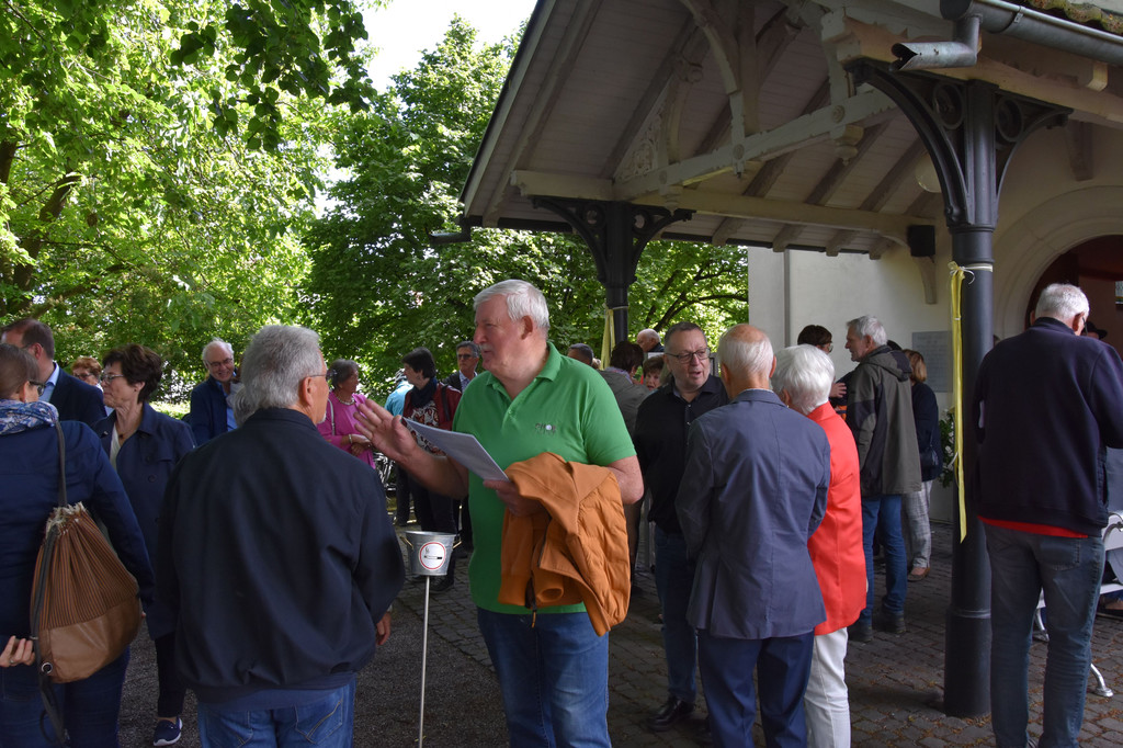 01 Gro__er Andrang bei der Kapelle.JPG