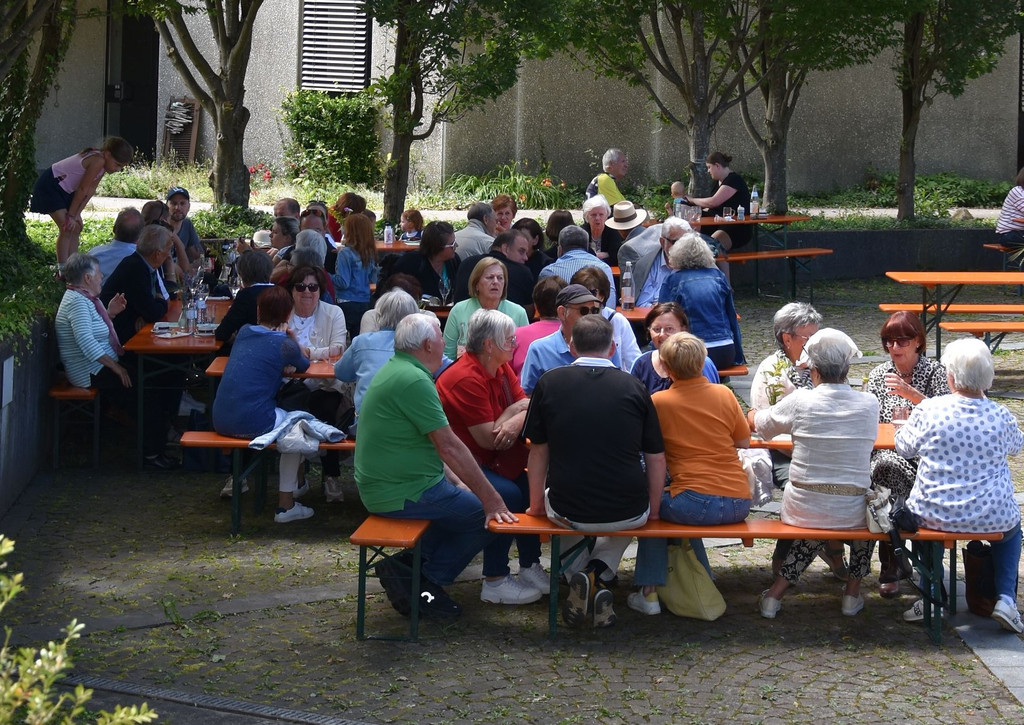 08 Festplatz mit Besuchern.JPG