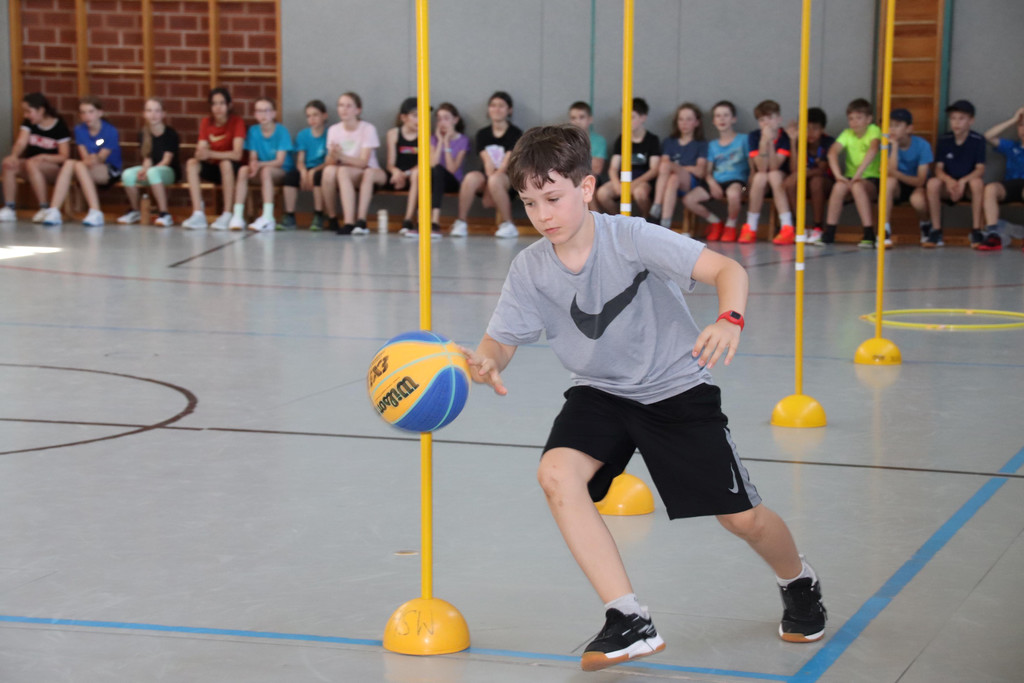 LM Vielseitigkeit Geschicklichkeit mit dem Basketball.JPG
