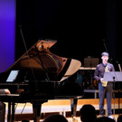 Yunus Emre am Klavier.jpeg