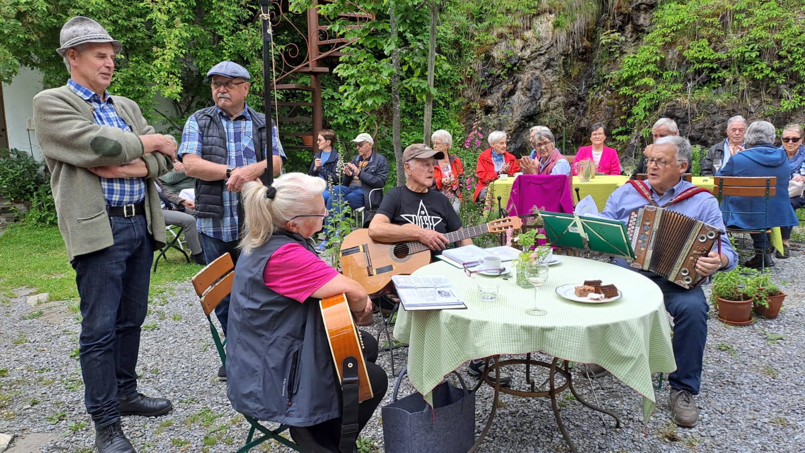 Gruppe und Musikanten.jpg
