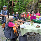 Gruppe und Musikanten.jpg