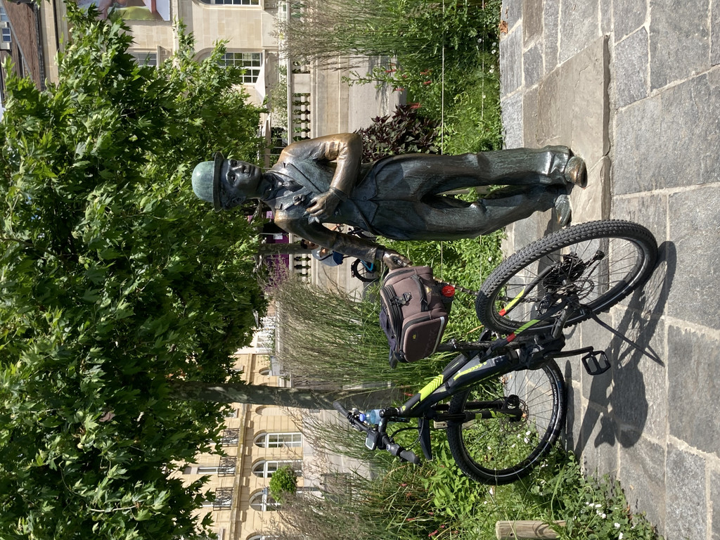 Charly Chaplin mit dem Velo.jpg