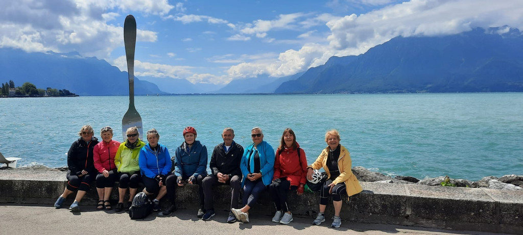 glu__ckliche Radler in Vevey.JPG
