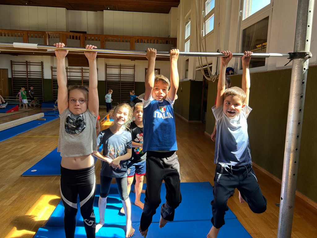 1p beim Turnen am Reck bei der TS Widum.JPG