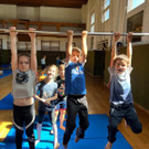 1p beim Turnen am Reck bei der TS Widum.JPG