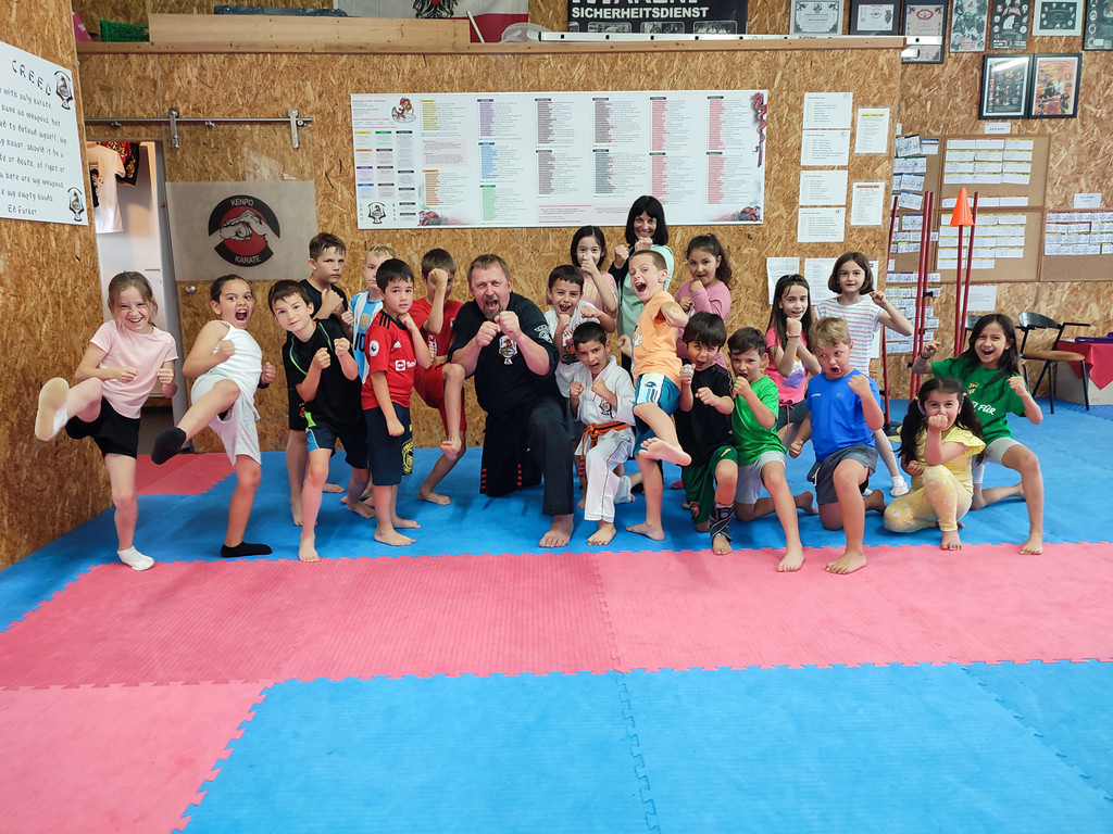 2p beim Kenpo-Karate mit Mike Haselwanter.jpg