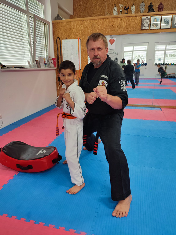 Cemal aus der 2p mit Mike beim Karate.jpg