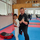 Cemal aus der 2p mit Mike beim Karate.jpg