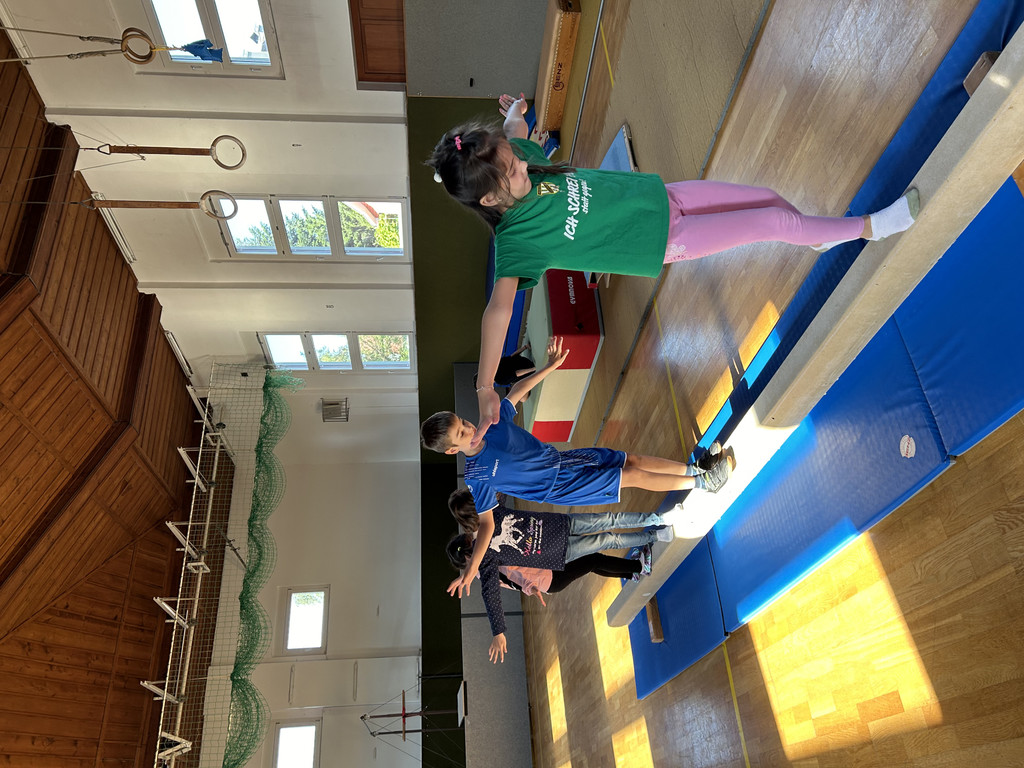 Die 2p beim Balancieren mit der TS Widum.jpg