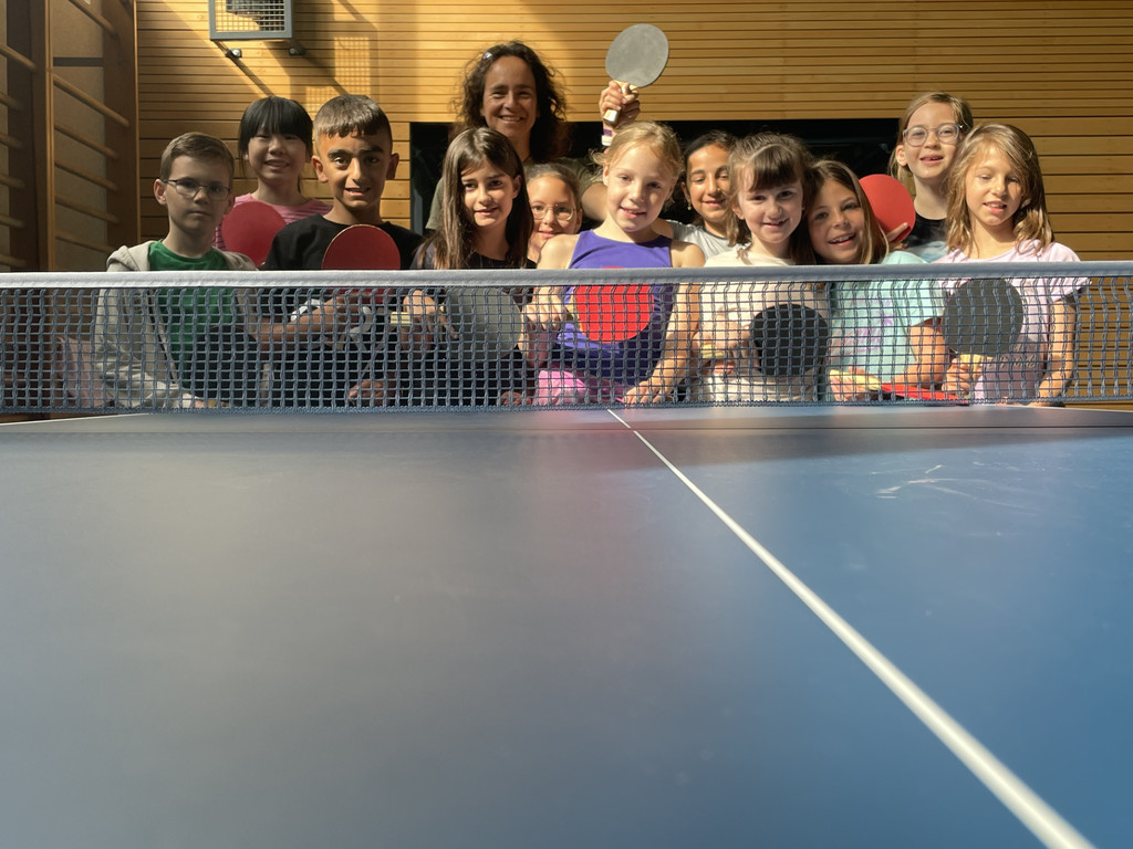 Die 3p mit Eva Herburger beim Tischtennis.jpeg