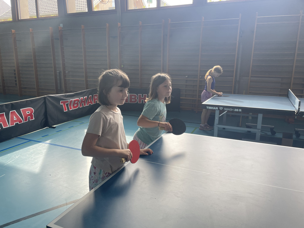 Elisa und Kate aus der 3p beim Tischtennis.jpeg