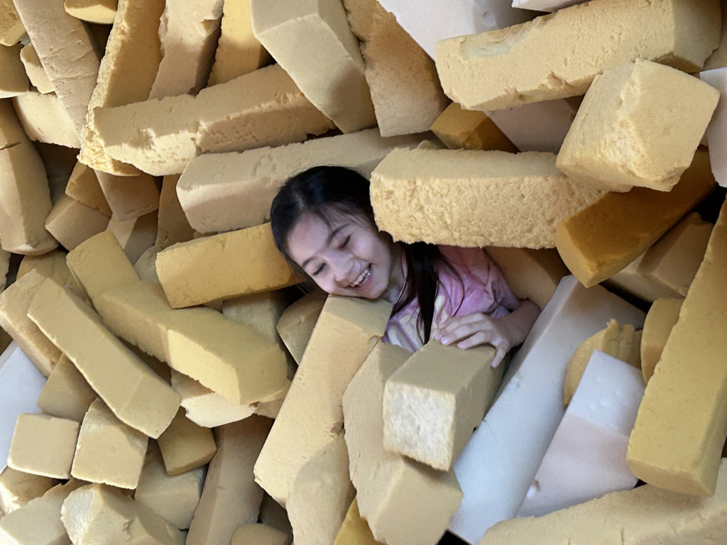 Ella aus der 2p beim Schaumgummibad.jpg