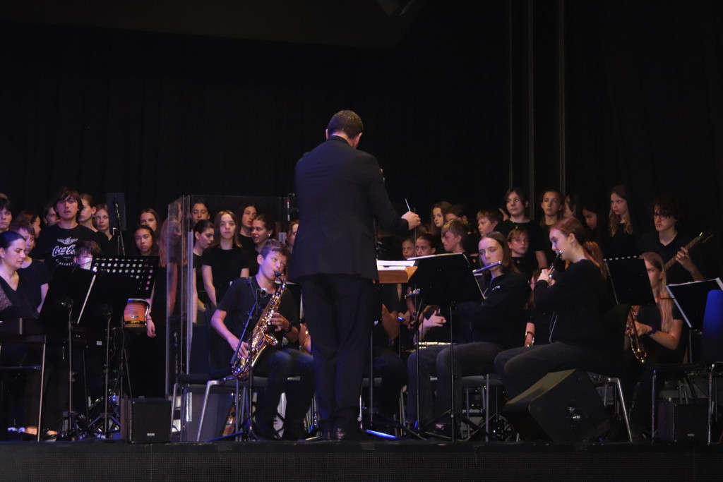 Schulorchester der MS-Bregenz Stadt mit Dirigent Mario Wiedemann.JPG