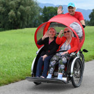 Im Rikscha-Korso durchs Dorf bis zum Bodensee