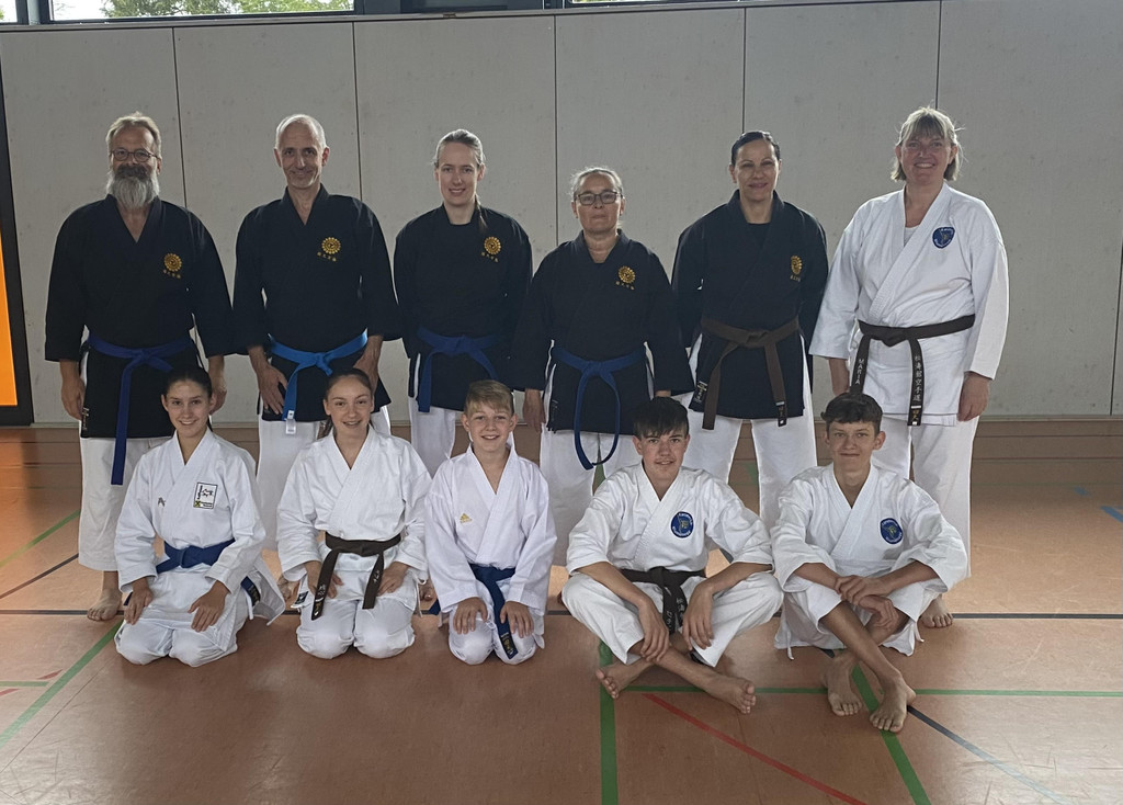 Gruppenbild alle Teilnehmer.jpg