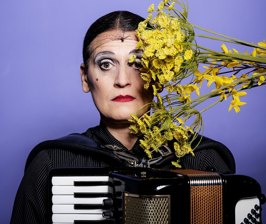 pressebild_carmela_de_feo_gross_blond_erfolgreich_hochformat_2_harald_hoffmann.jpg