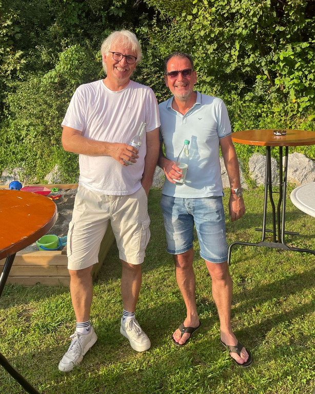 Turnierleiter Didi K__b _rechts_ bedankt sich bei B__rgermeister Paul Sutterl__ty f__r die Unterst__tzung seitens der Gemein.jpg