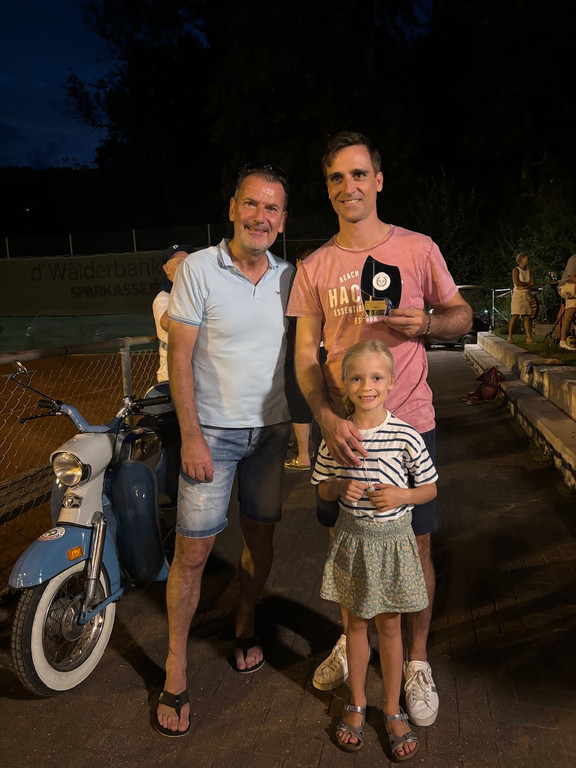 Einzelfinalist Johannes Bachmann mit Tocher neben Turnierleiter Didi Koeb.jpeg