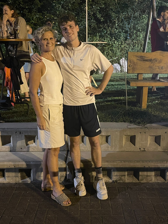 HerrenEinzel-Turniersieger EliaK__b mit seiner stolzen Mama.jpg