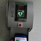 Erster öffentlicher Defibrillator bei der Sparkasse Arena Unterstein verfügbar