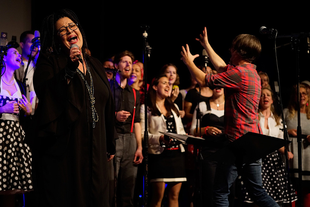 SingRing_Petra Bonmassar mit Michael und Chor.jpg