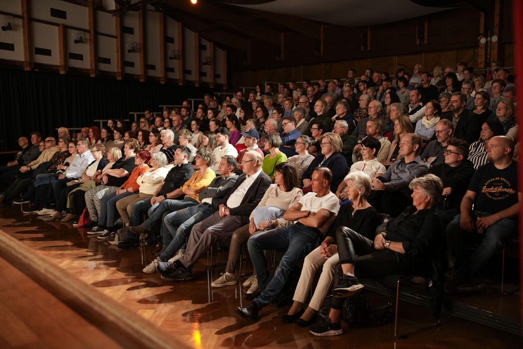 05_10_24 Theater Rampenlicht Premiere von Romys Pool Hofsteigsaal Lauterach _85_.jpg