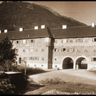 S__dtiroler Siedlung unverputzt um 1945 Zugangstore n.jpg