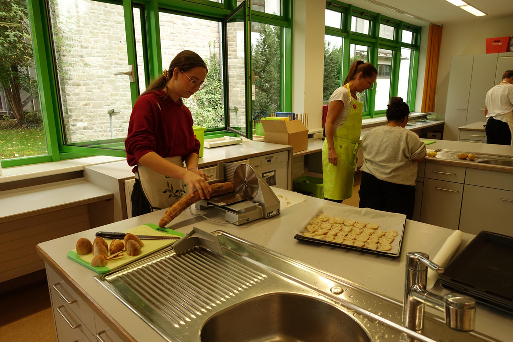 MS Markt 3b_Baguettes_werden_f__r_Brotchips_geschnitten.JPG