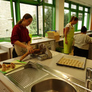MS Markt 3b_Baguettes_werden_f__r_Brotchips_geschnitten.JPG