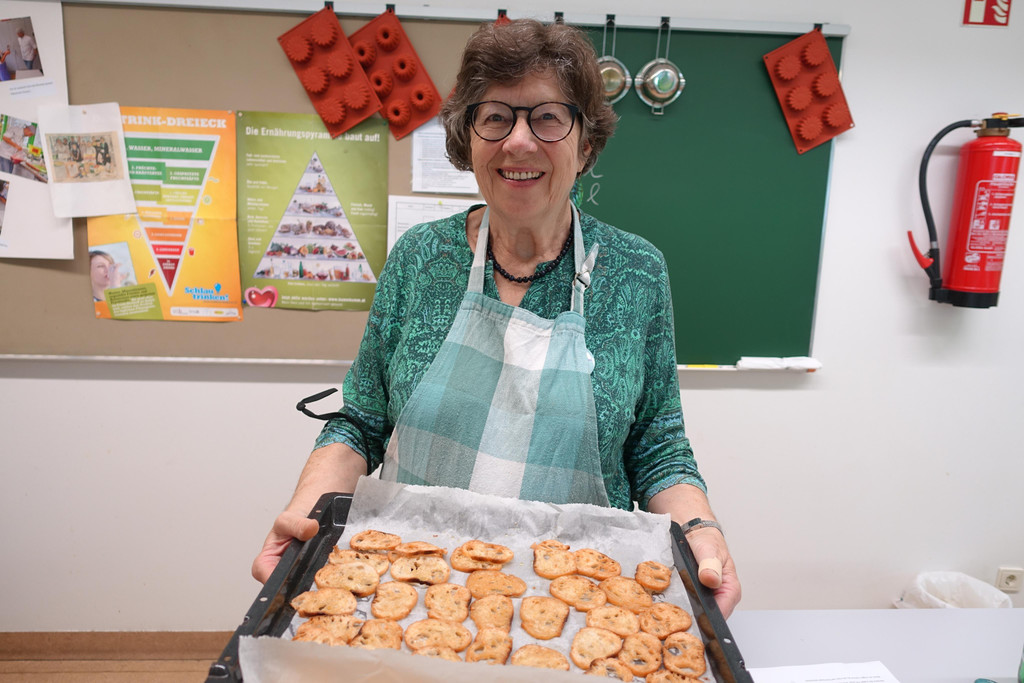MS Markt_3b_Ingrid_Benedikt_mit_fertigen_Brotchips.JPG
