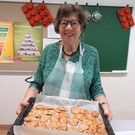 MS Markt_3b_Ingrid_Benedikt_mit_fertigen_Brotchips.JPG